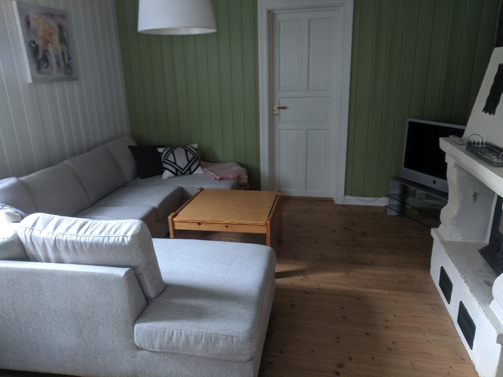 Stuekrok med TV og peis Galleribilde