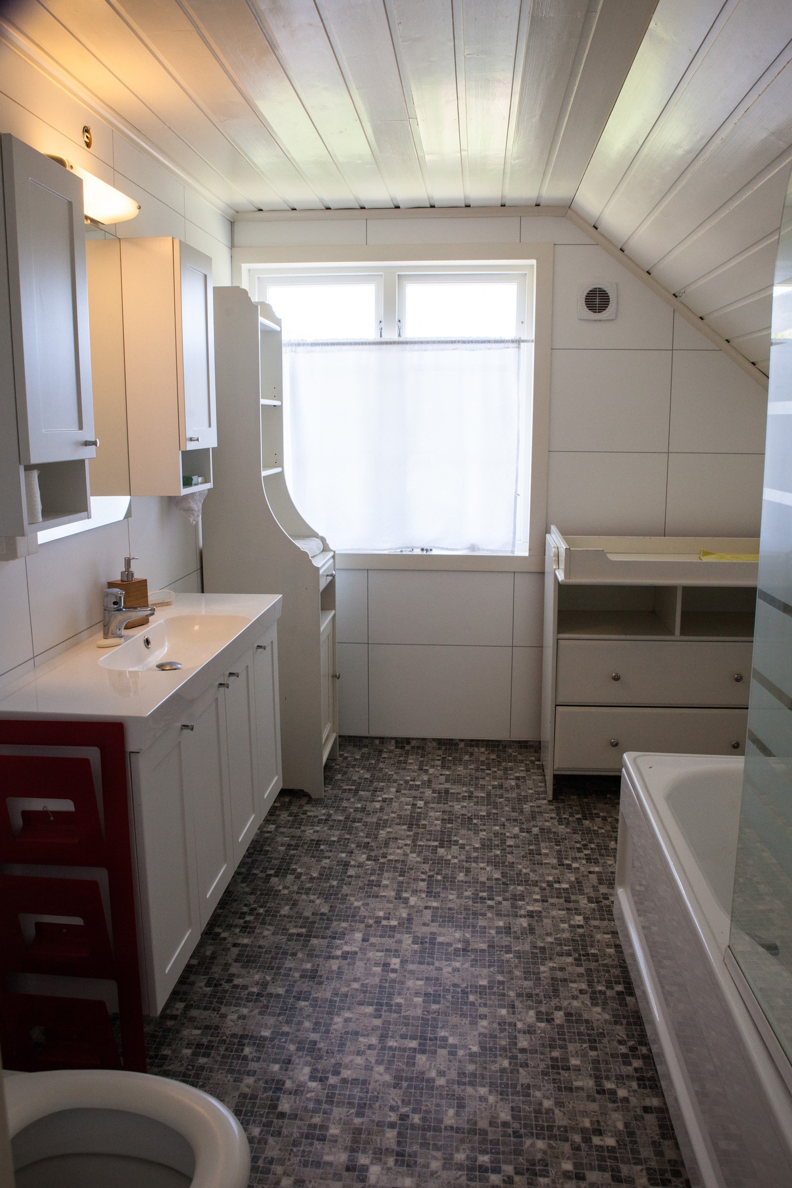 Bad med badekar og stellebord Galleribilde