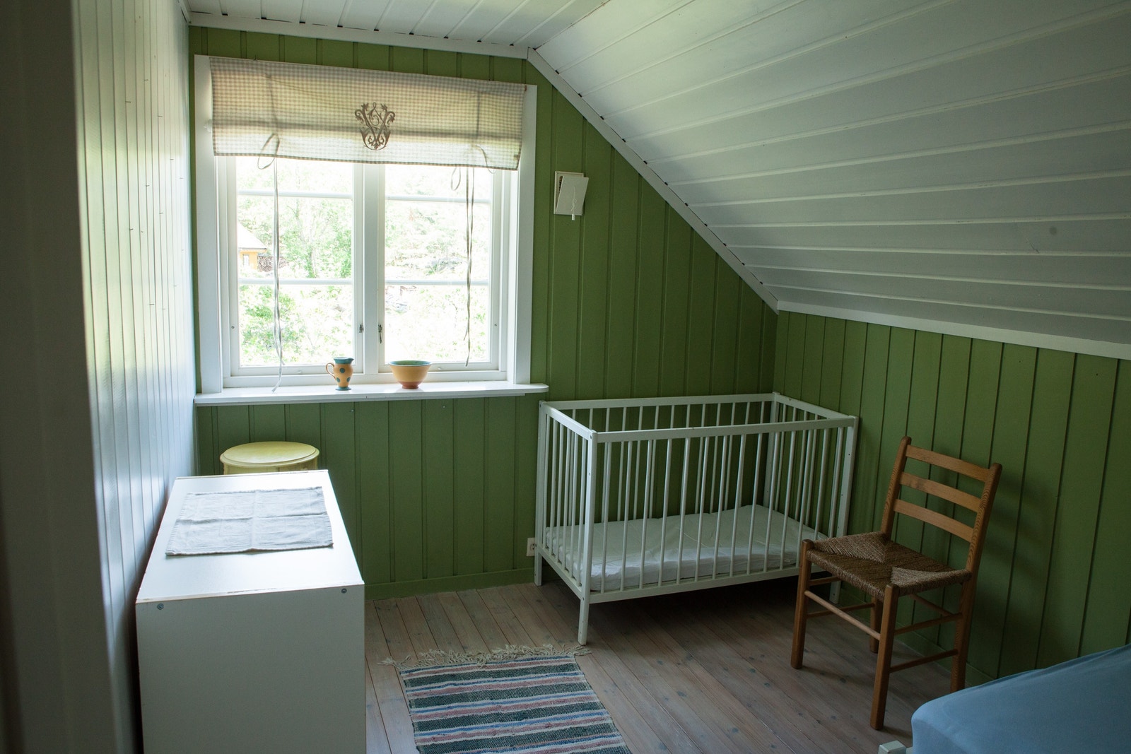 Soverom 4, har nå en dobbeltseng (140), men barneseng kan lett settes inn igjen ved behov. Galleribilde