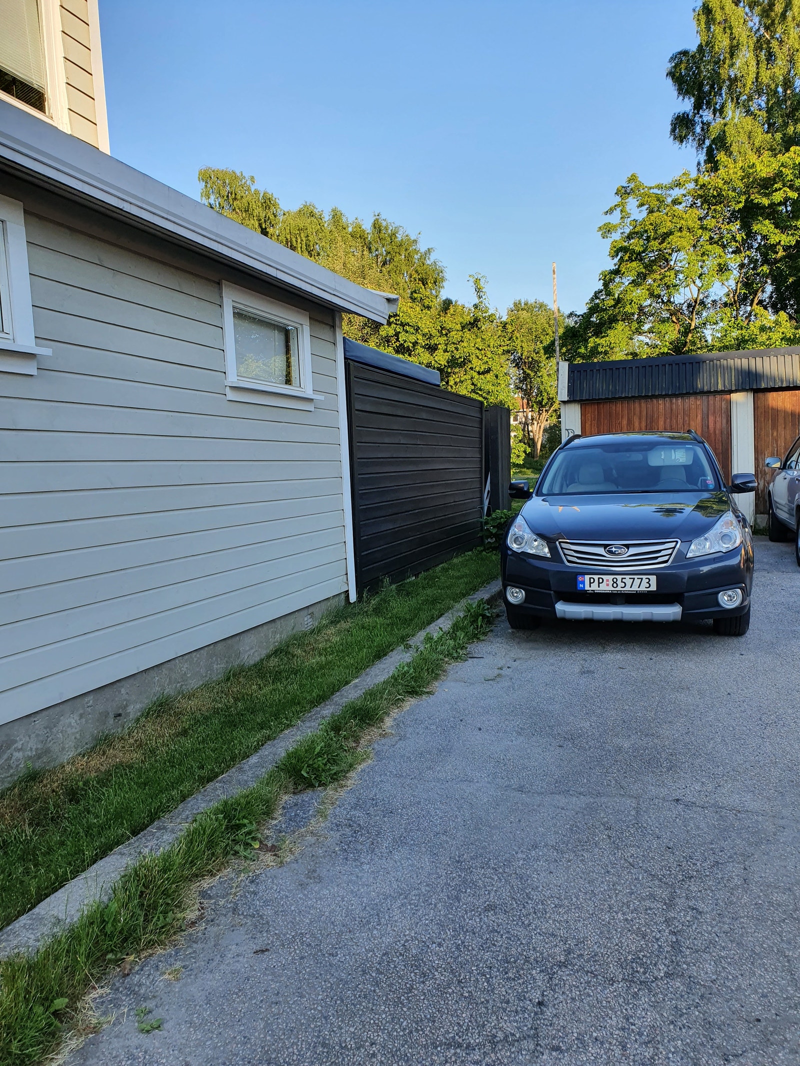 Parkering rett ved huset , god plass til 2 biler. Vi har også lader til El-bil. Galleribilde