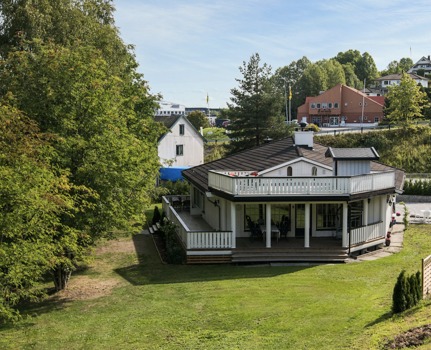 baksiden av huset, fine uteområder, grilling, fisking i elv Galleribilde