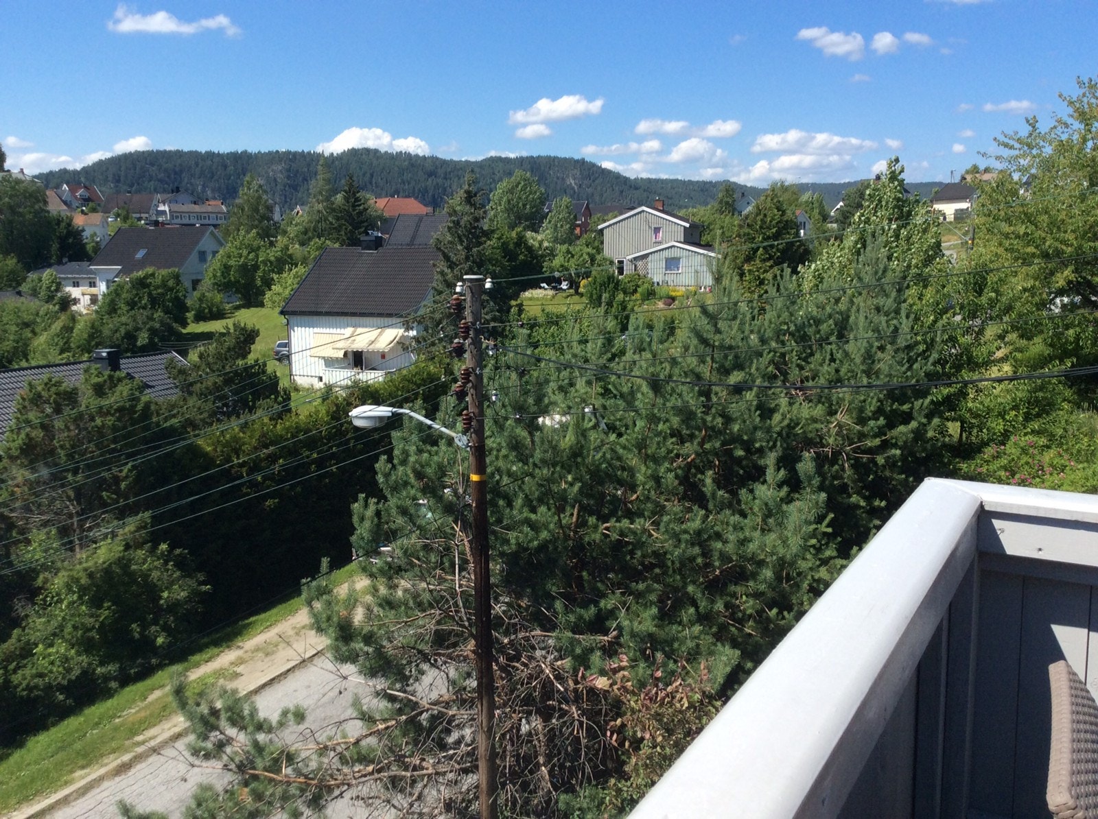 Utsikt til Notodden, butikk og busstopp Galleribilde