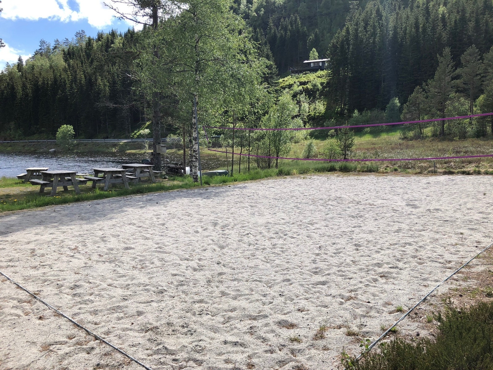 Ca. 200 m mellom parkeringsplass og hytta, med sandvolleyballplass midt mellom Galleribilde