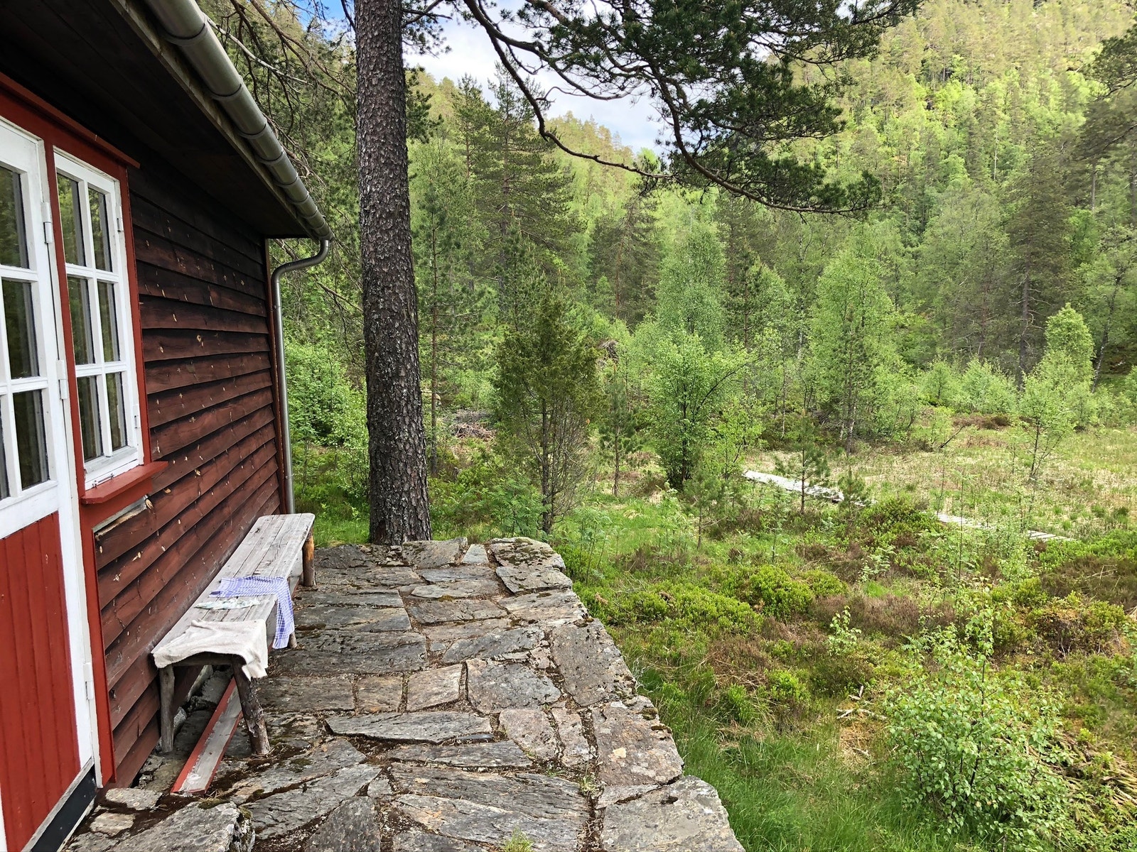 Steinsatt terrasse utenfor stue Galleribilde