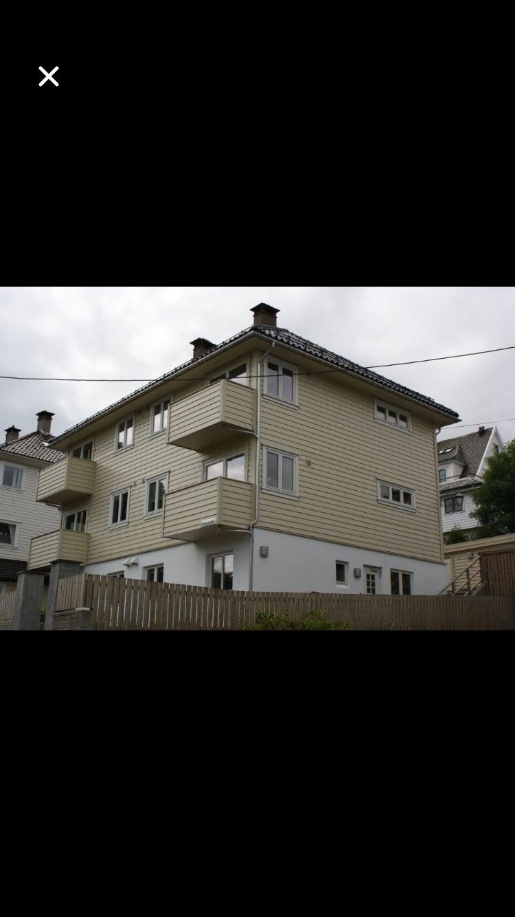 Leiligheten ligger i høy 1. etg til venstre Galleribilde