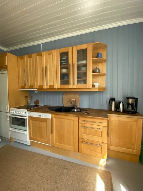 Kjøkken 1. etg. med oppvaskmaskin, vaskemaskin, komfyr, kjøl -/fryseskap, kaffetrakter, vannkoker. Kjøkkenbord og stoler. Galleribilde