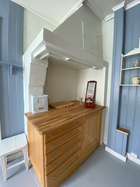 Kjøkken 1. etg. med oppvaskmaskin, vaskemaskin, komfyr, kjøl -/fryseskap, kaffetrakter, vannkoker. Kjøkkenbord og stoler. Galleribilde