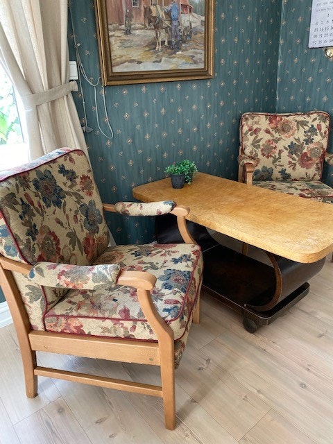 Stue 2 med langbord, 4 designstoler, liten sittegruppe Galleribilde