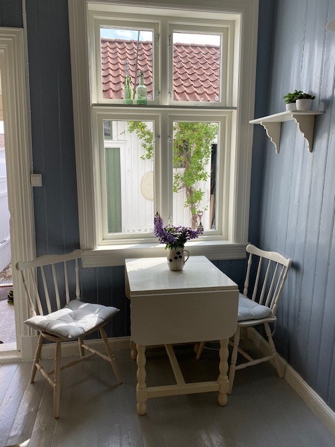 Kjøkken 1. etg. med oppvaskmaskin, vaskemaskin, komfyr, kjøl -/fryseskap, kaffetrakter, vannkoker. Kjøkkenbord og stoler. Galleribilde