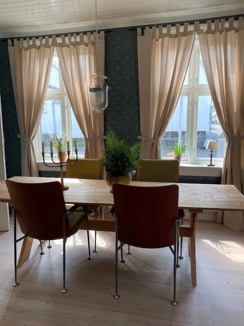 Stue 2 med langbord, 4 designstoler, liten sittegruppe Galleribilde