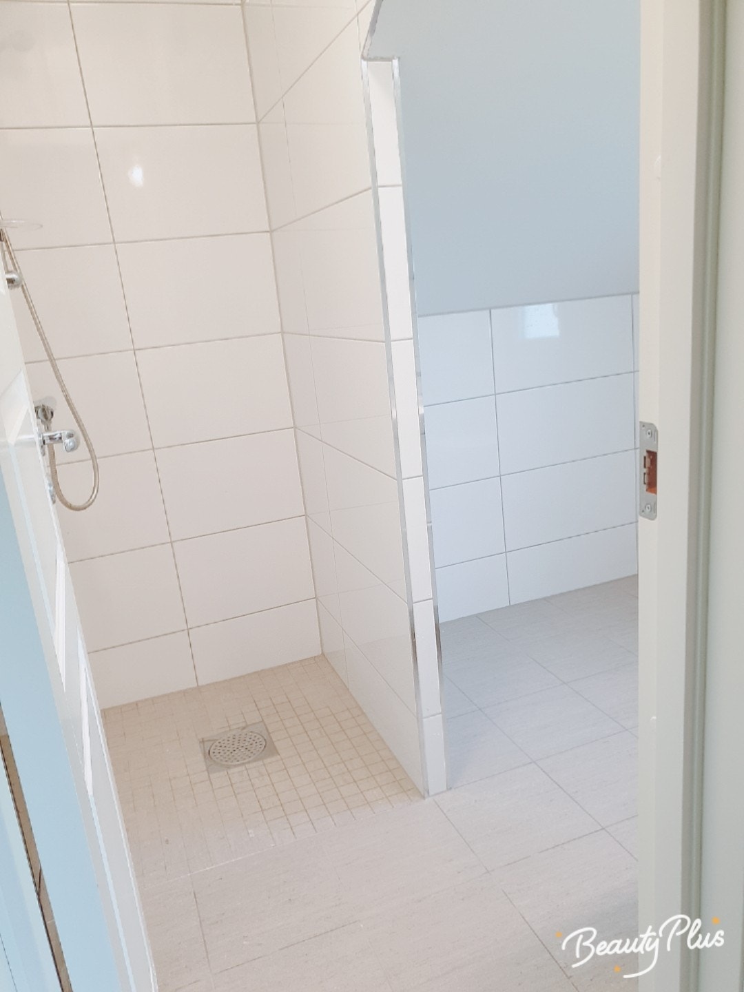 Bad med dusj servant toalett og vaskemaskin helt nytt Galleribilde