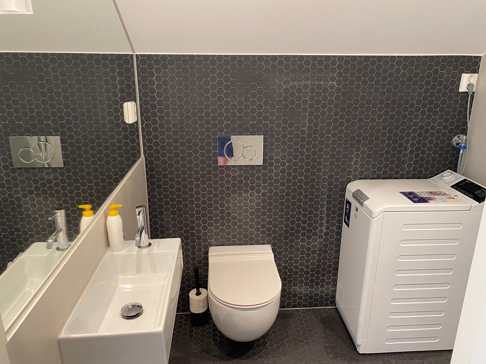 Praktisk bad med vaskemaskin Galleribilde