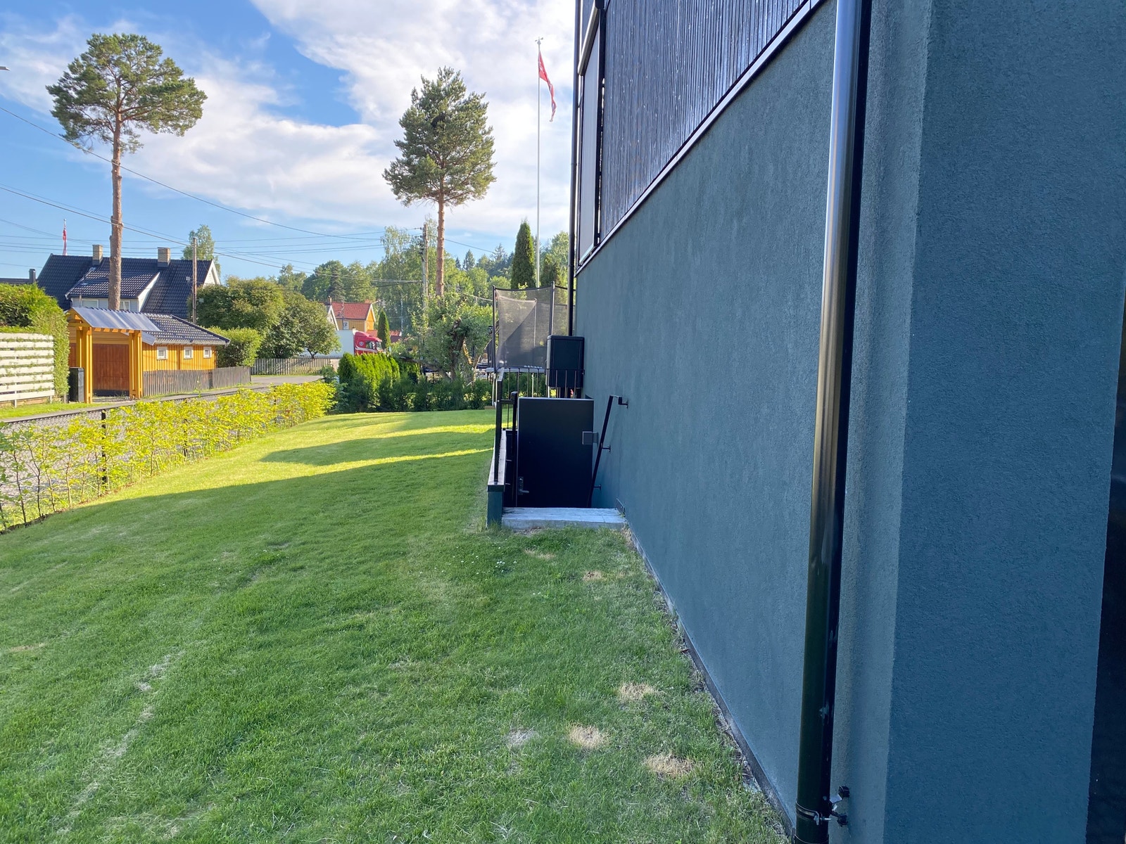 Inngang i del av hagen som brukes av huseierne. Mulighet for stol og bord ved trappen for leieboer Galleribilde