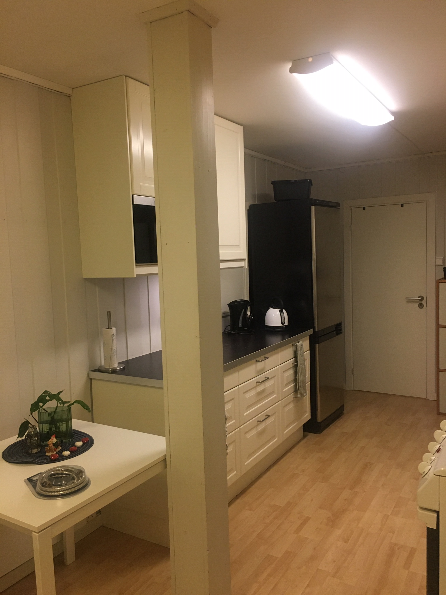 Kjøkken. Ekstra kombi kjøleskap er satt inn. (totalt 2 stk) Galleribilde