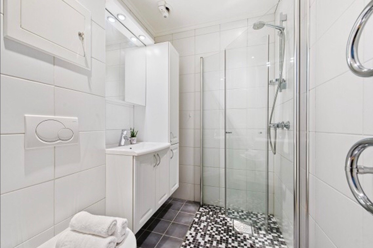 Flislagt bad ved varmekabler og håndkletørker. I tillegg vaskerom med vaskemaskin og tørketrommel Galleribilde