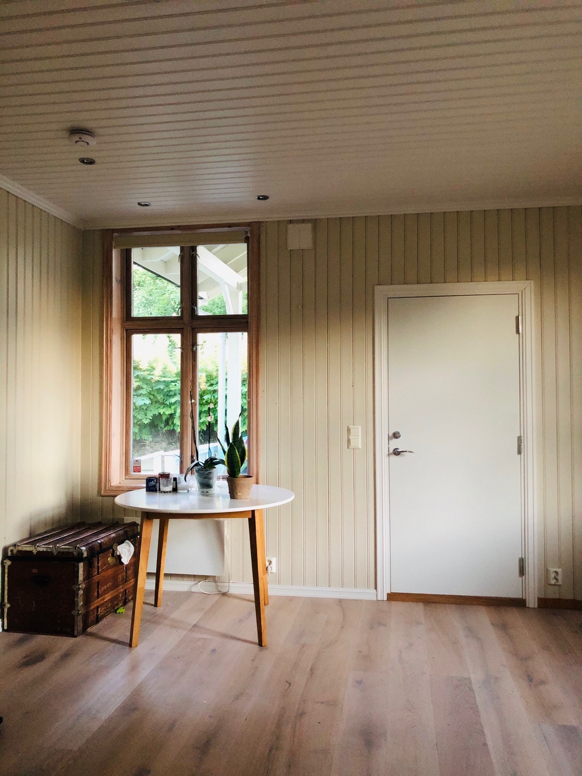 kjøkken med spiseplass. Nye branndører, røykvarslere og komfyrvakt montert i begge etasjer av Norsk Brannvern Galleribilde