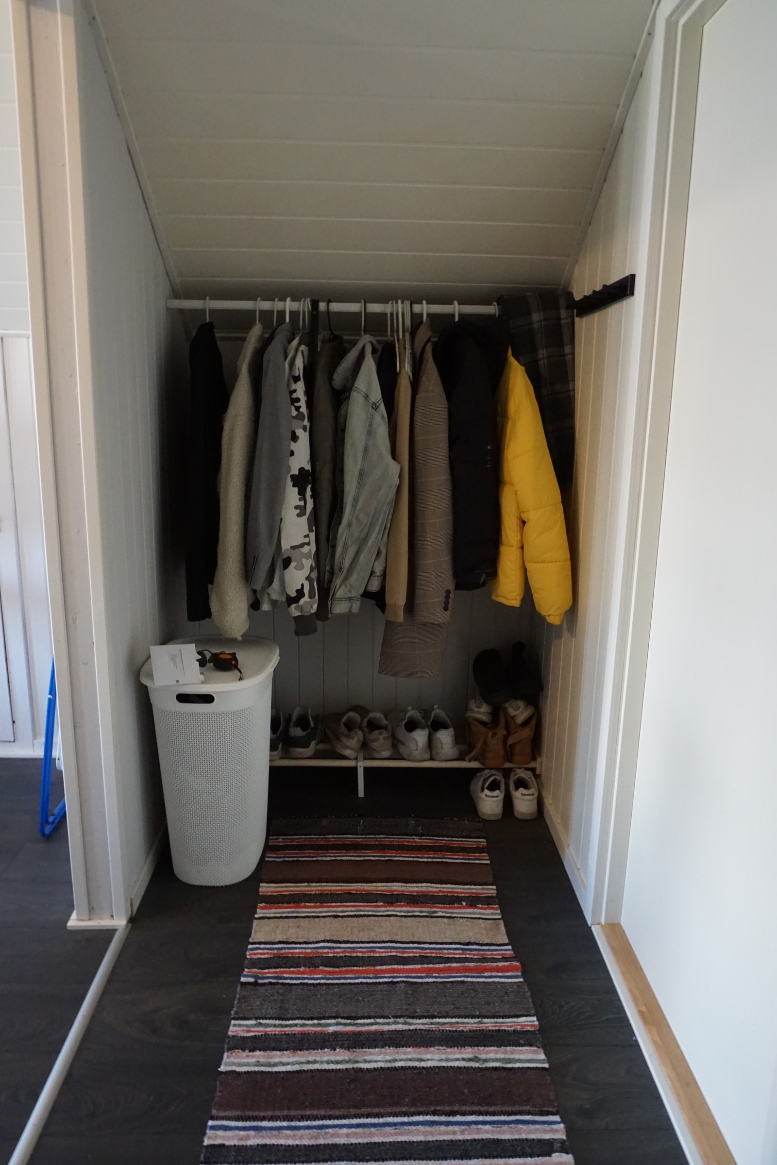 Yttergang med garderobe Galleribilde