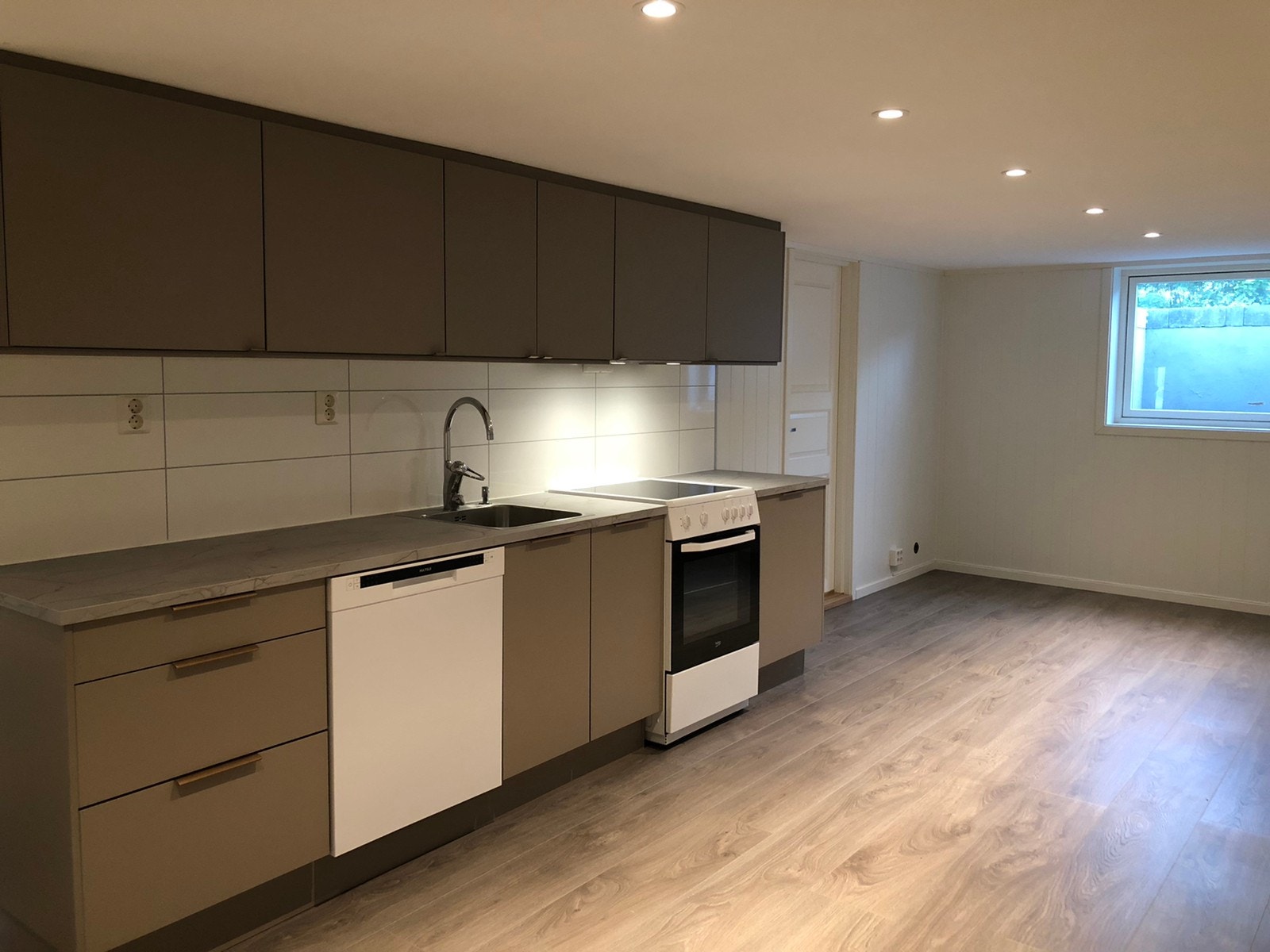 Kjøkken og dør inn til bad Galleribilde