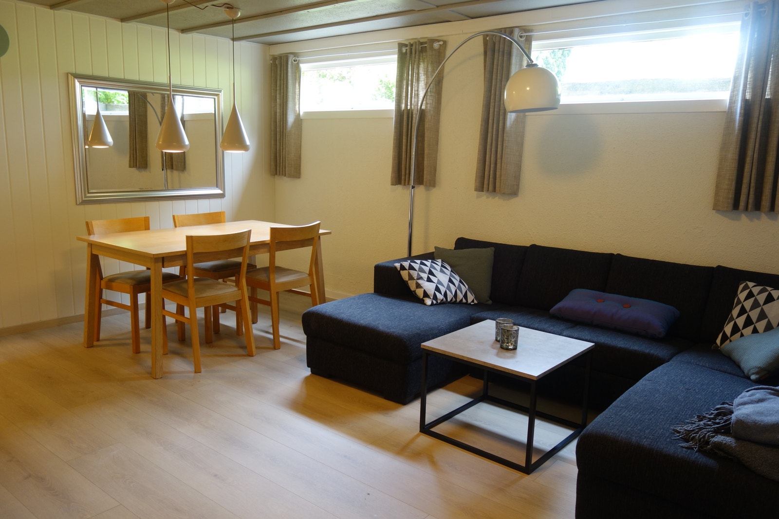 Stue og spisebord. Kan møbleres på flere måter. Galleribilde