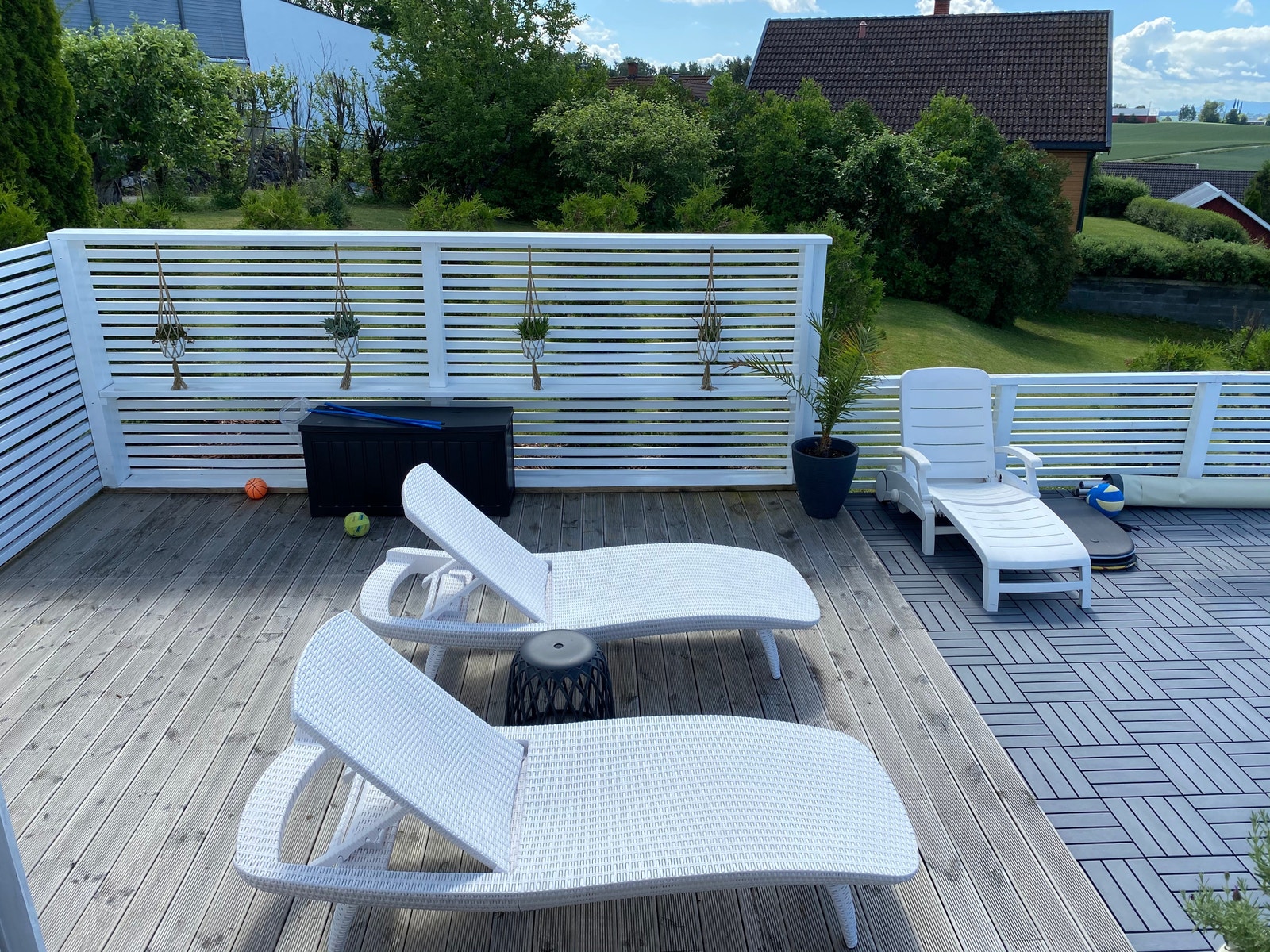 Soldekket ved bassenget for den som vil jobbe litt med brunfargen! Galleribilde