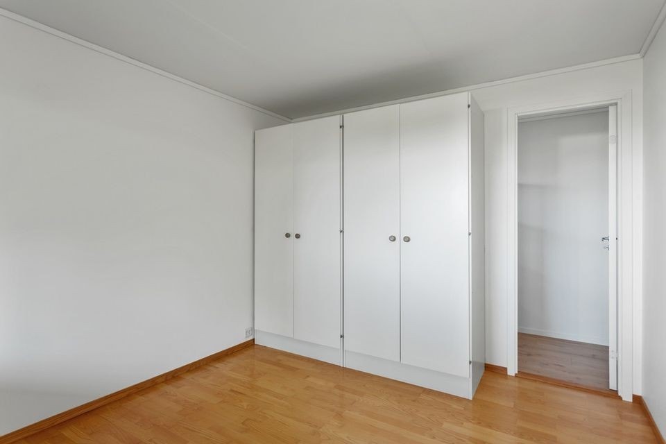 I tilknytning til soverommet er det en romslig bod, perfekt som klesrom. Galleribilde
