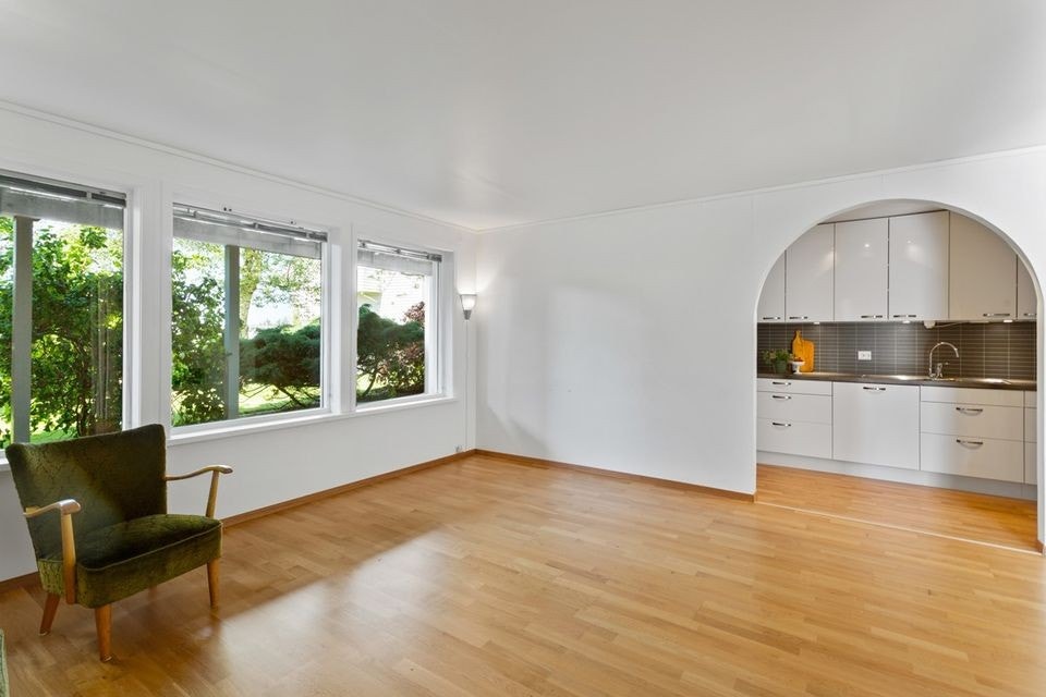 Stuen i leiligheten har gode lysforhold og et helt nytt kjøkken som ikke har vært i bruk. Galleribilde