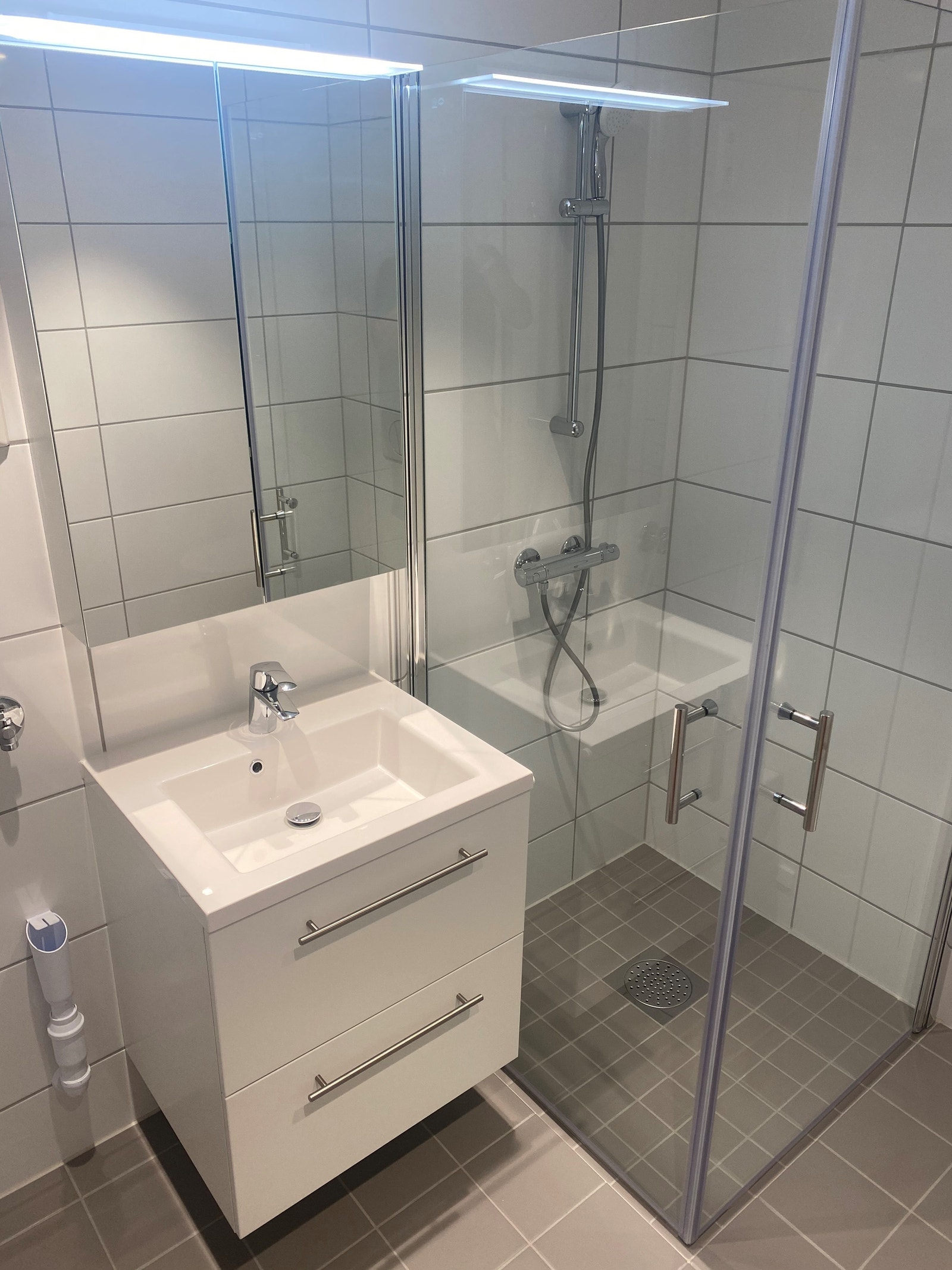 varmekabler, speilskap med oppbevaring og spotlights i tak Galleribilde