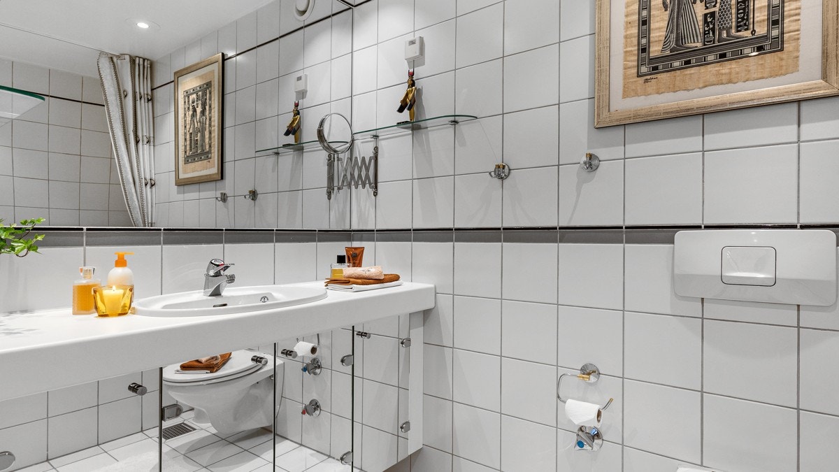 Hovedbadet ligger i tilknytning til hovedsoverommet. Her er det innebygget badekar, vegghengt toalett og skap med speildører. Galleribilde
