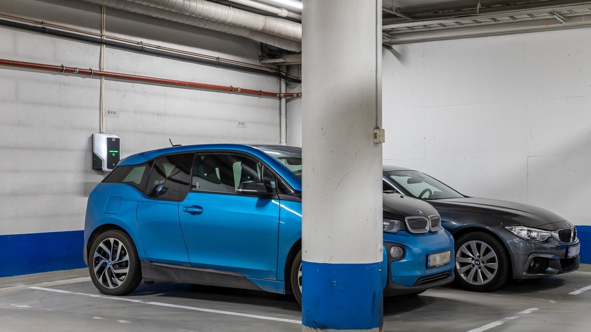 Boligen har en egen parkeringsplass i et lukket garasjeanlegg med heis rett opp til leiligheten. Her er det nylig blitt installert lader for elbil. Galleribilde