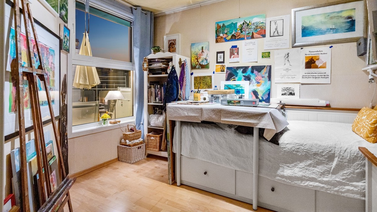 Gjesterommet/atelieret er lyst og romslig. De store vindusflatene slipper inn godt med lys, og den romslige løsningen gir god plass til dobbeltseng. Galleribilde