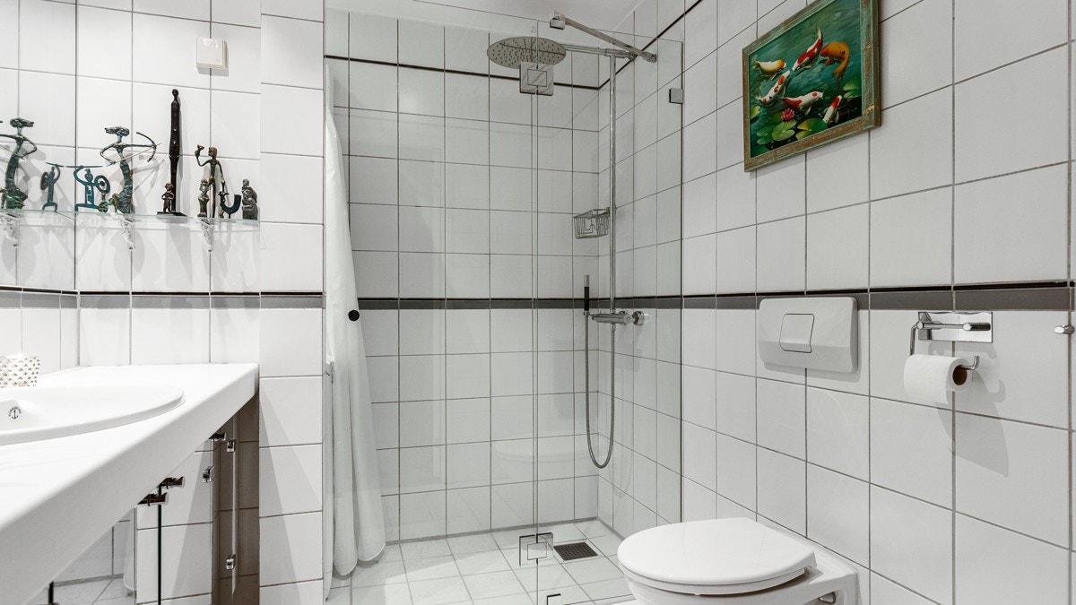 Her er det både plass og opplegg til vaskemaskin og tørketrommel, samt et smart tørkesystem med snorer i taket. Galleribilde