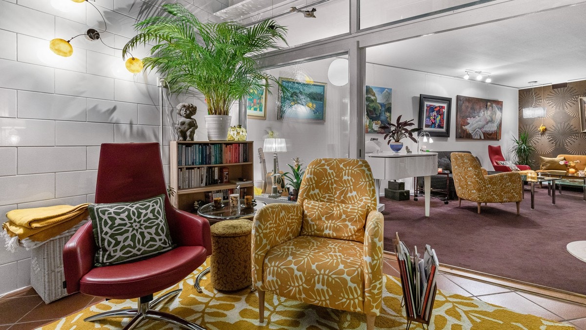 Fra stuen er det adkomst til en koselig glassbalkong med panoramautsikt og nydelig ettermiddags- og kveldssol. Galleribilde
