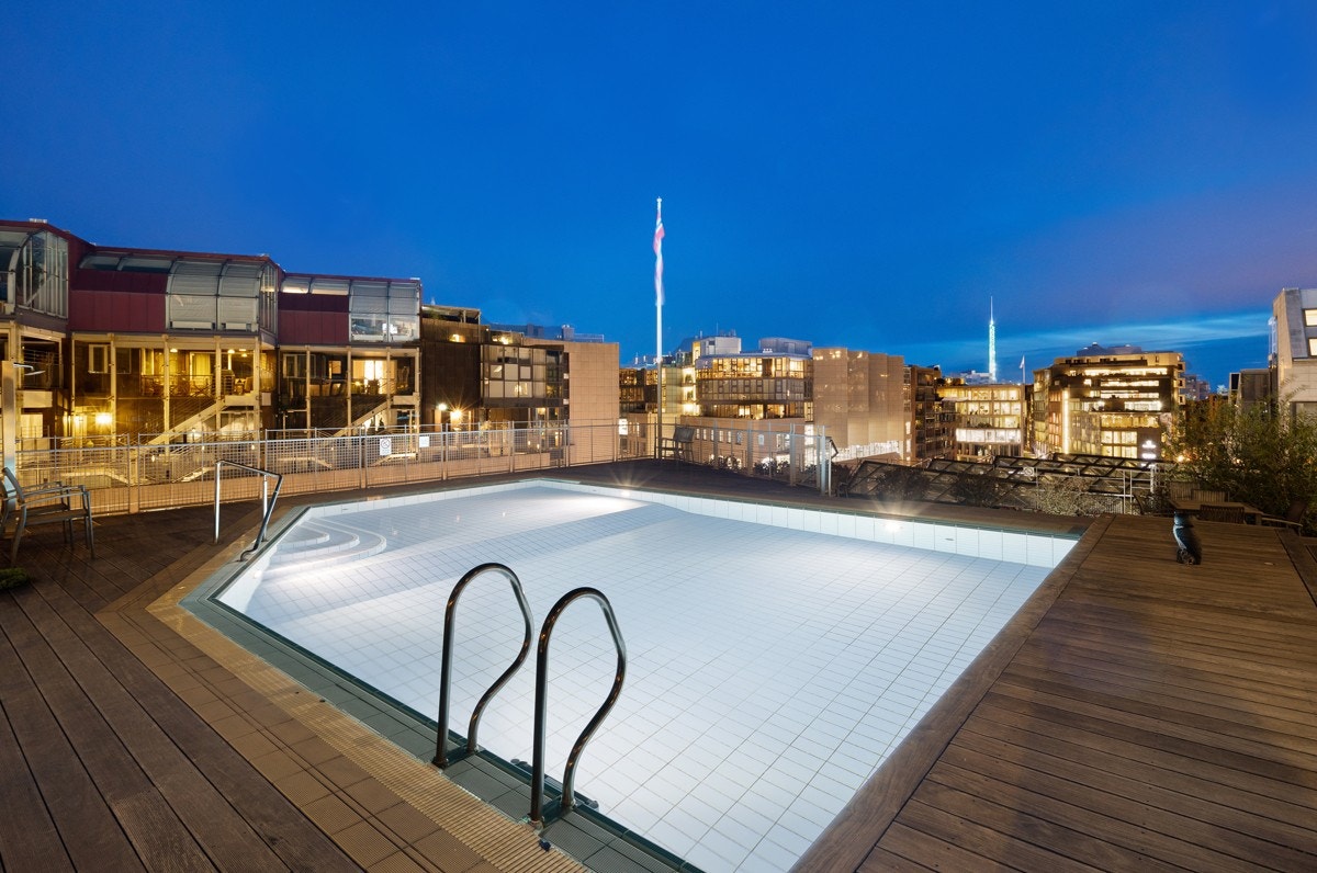 Leiligheten har tilgang til felles svømmebasseng. Galleribilde