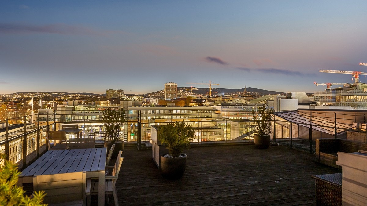 En liten trapp tar deg opp til en svært romslig, felles takterrasse. Galleribilde