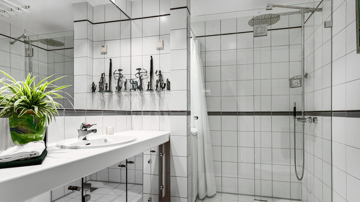 Gjestebadet har ny regndusj fra INR, dusjvegg og downlights fra 2010. Galleribilde
