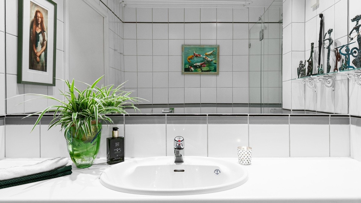 De store speilflatene bidrar til den gode romfølelsen på begge badene. Galleribilde
