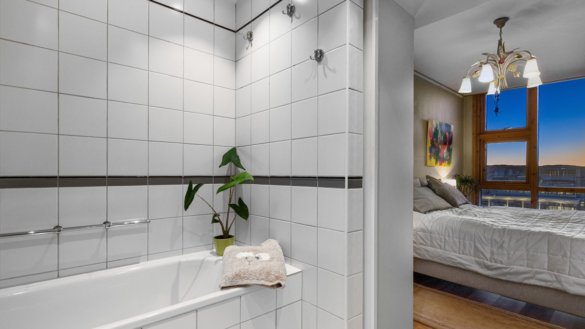 Boligen har to romslige bad med lyse og delikate farge- og materialvalg. Galleribilde