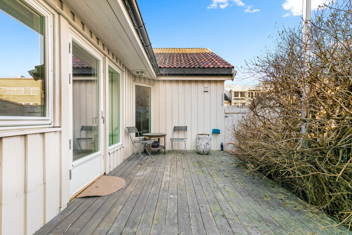 Boligen har terrasse med utgang fra stuen