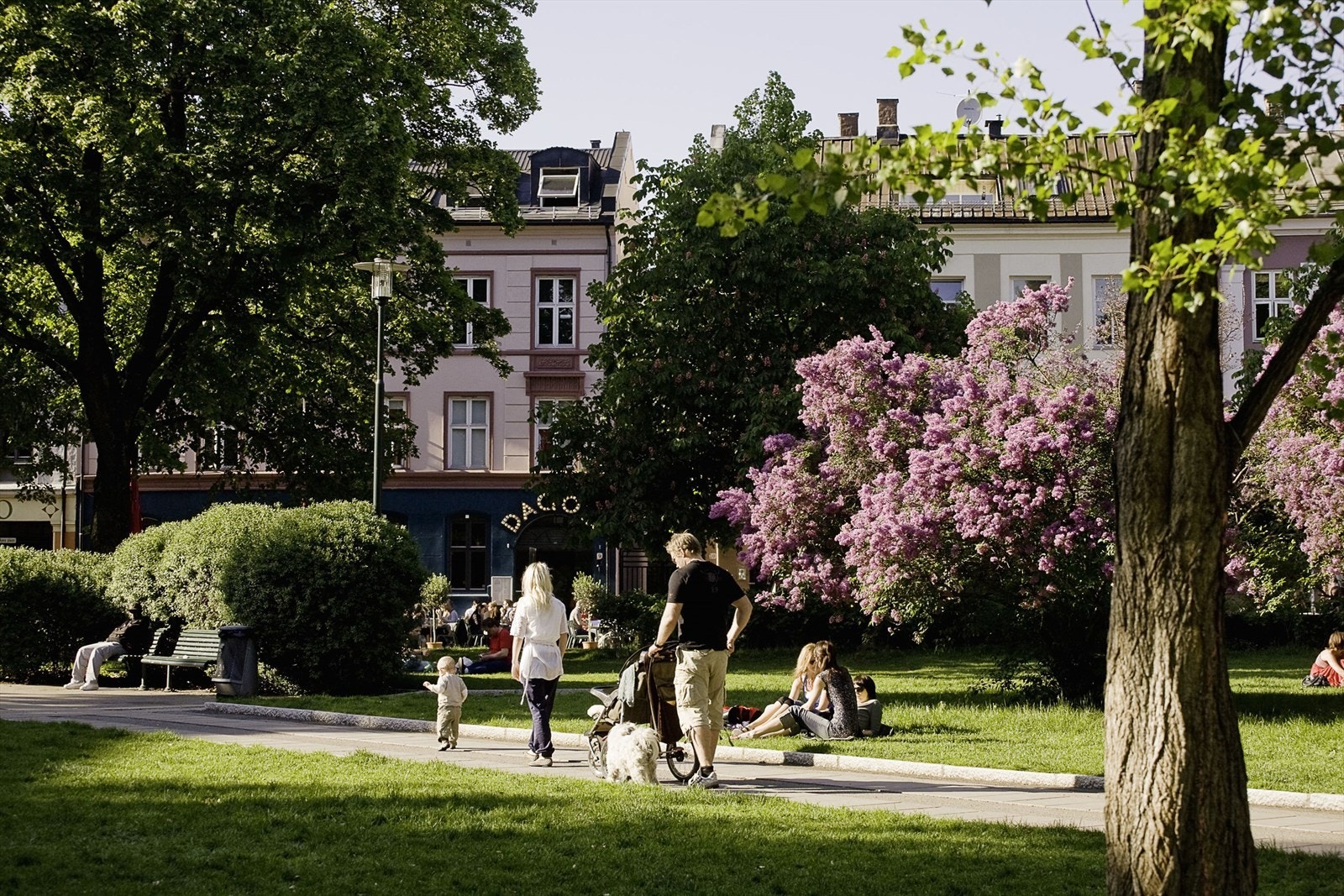 Fra leiligheten er det gangavstand til Günerløkka med et yrende folkeliv. Galleribilde