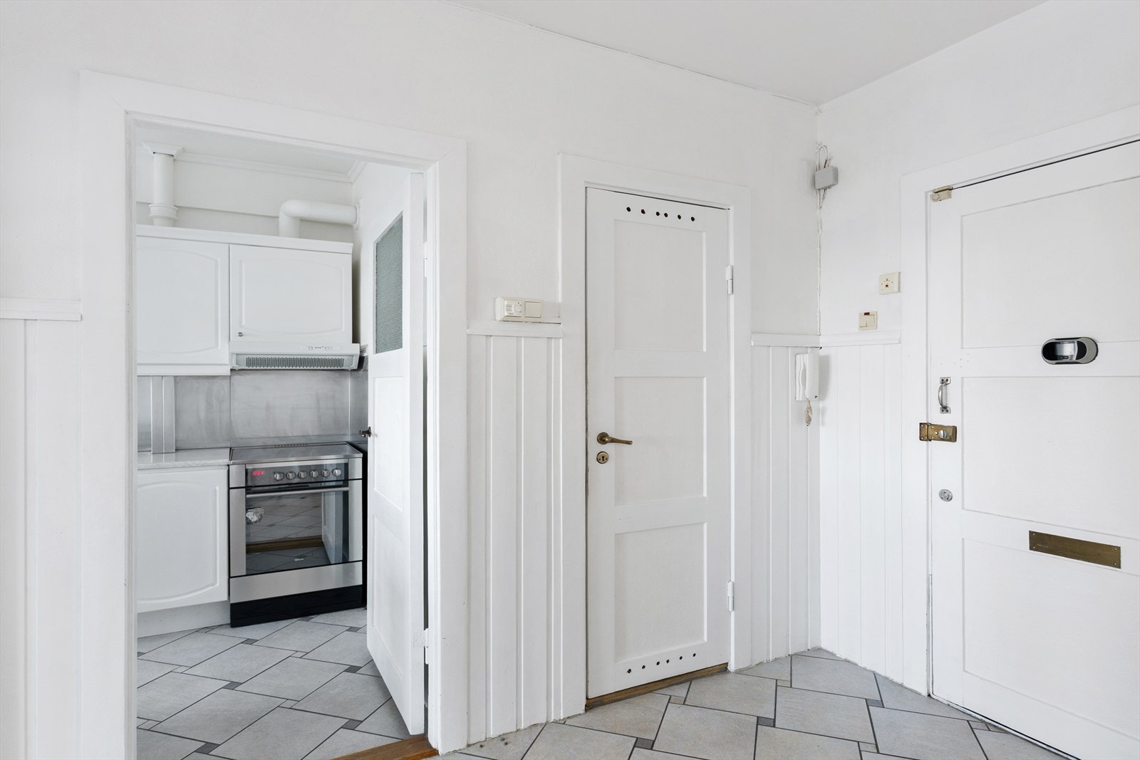 Fra entréen er det adkomst til en praktisk bod for oppbevaring, kjøkken, bad og hall. Galleribilde