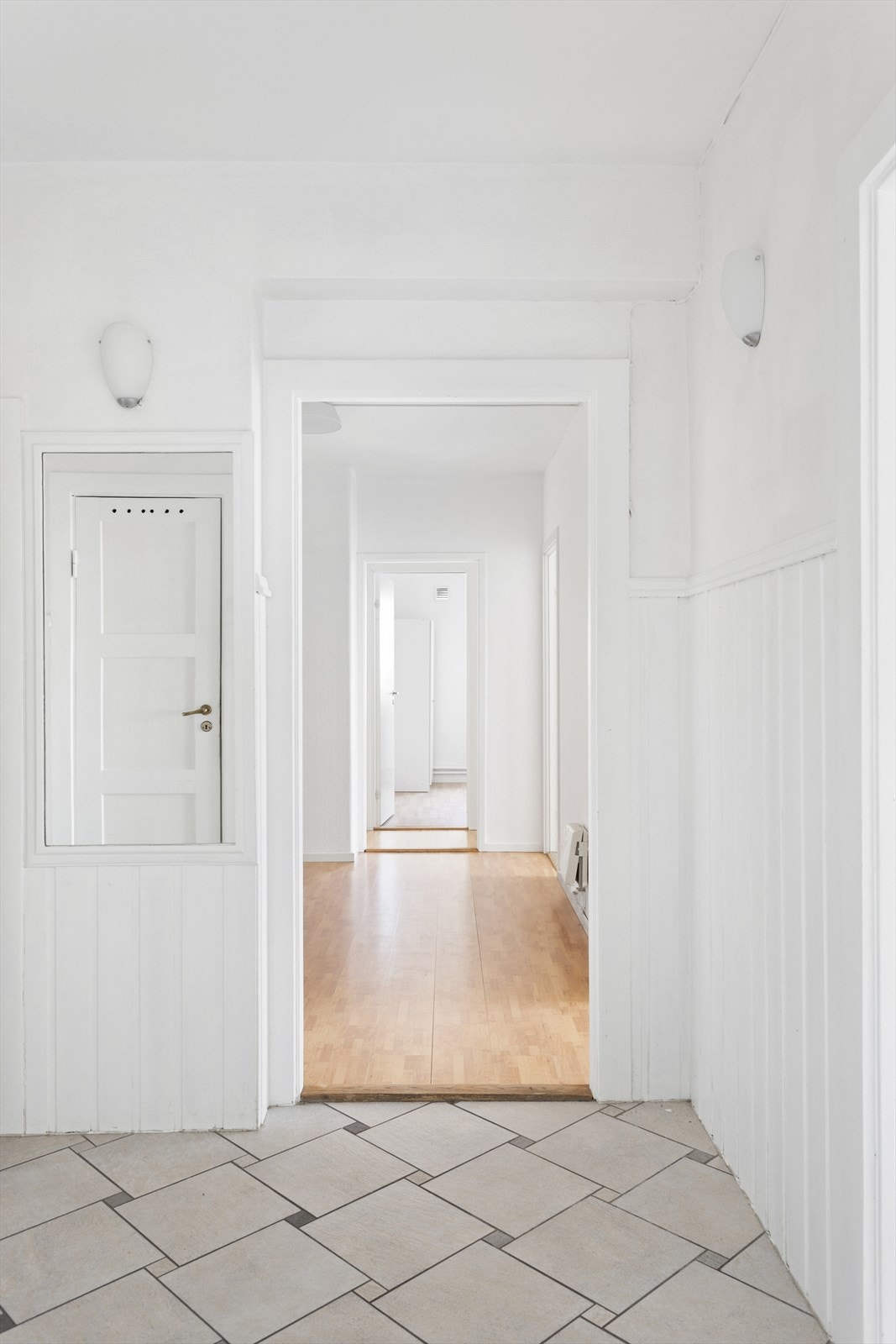 Leiligheten har svært praktisk heisadkomst til leilighetsplanet. Entréen er romslig med fin plass til å hensette både yttertøy og sko. Galleribilde