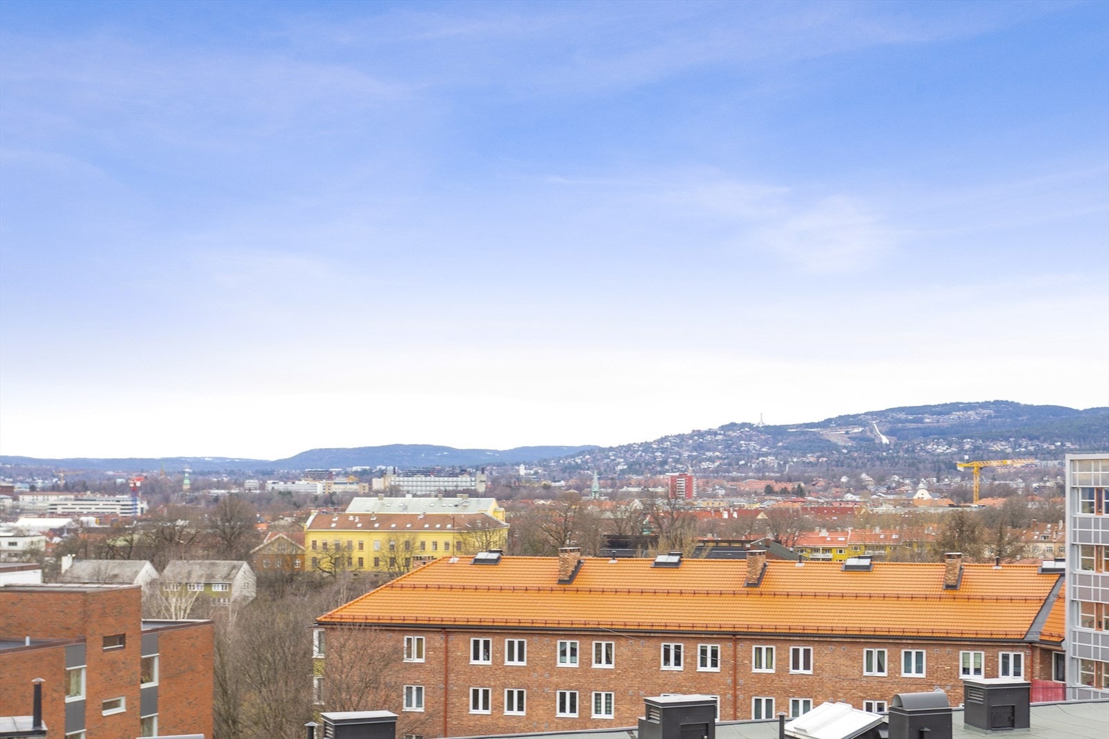 Om man går med tanke om utleie eller om man ønsker å skape sin egen drømmeleilighet har man et godt utgangspunkt her med en 69 kvm toppleilighet med sentrumsnær beliggenhet. Galleribilde