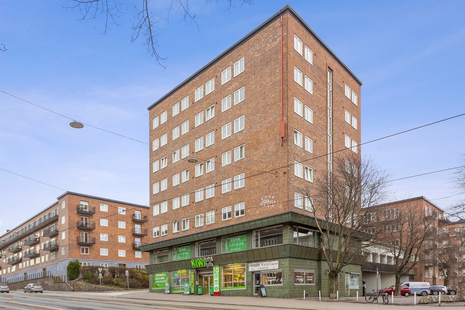 Her er både varmtvann, fyring og kabel-tv inkludert i felleskostnadene. I tillegg disponerer leiligheten en bod i kjeller og bruk av fellesvaskeri. Galleribilde