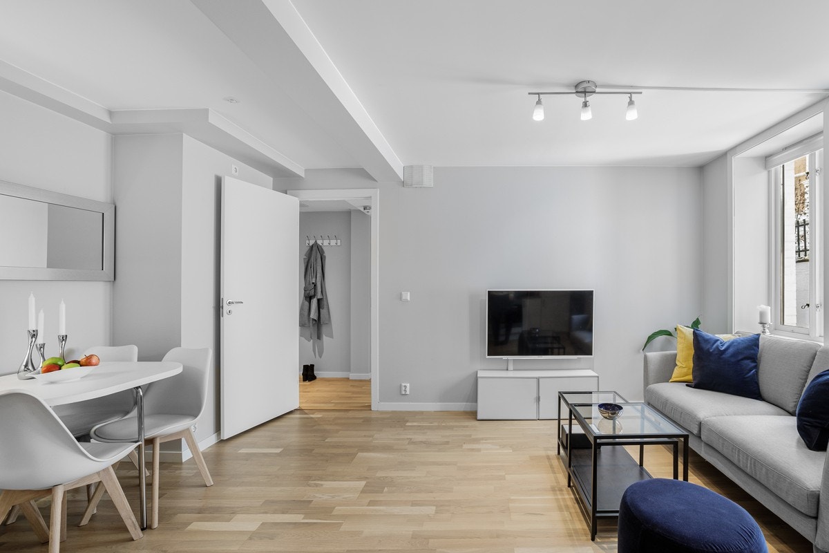 Fra stuen er det kort vei til entréen. Galleribilde