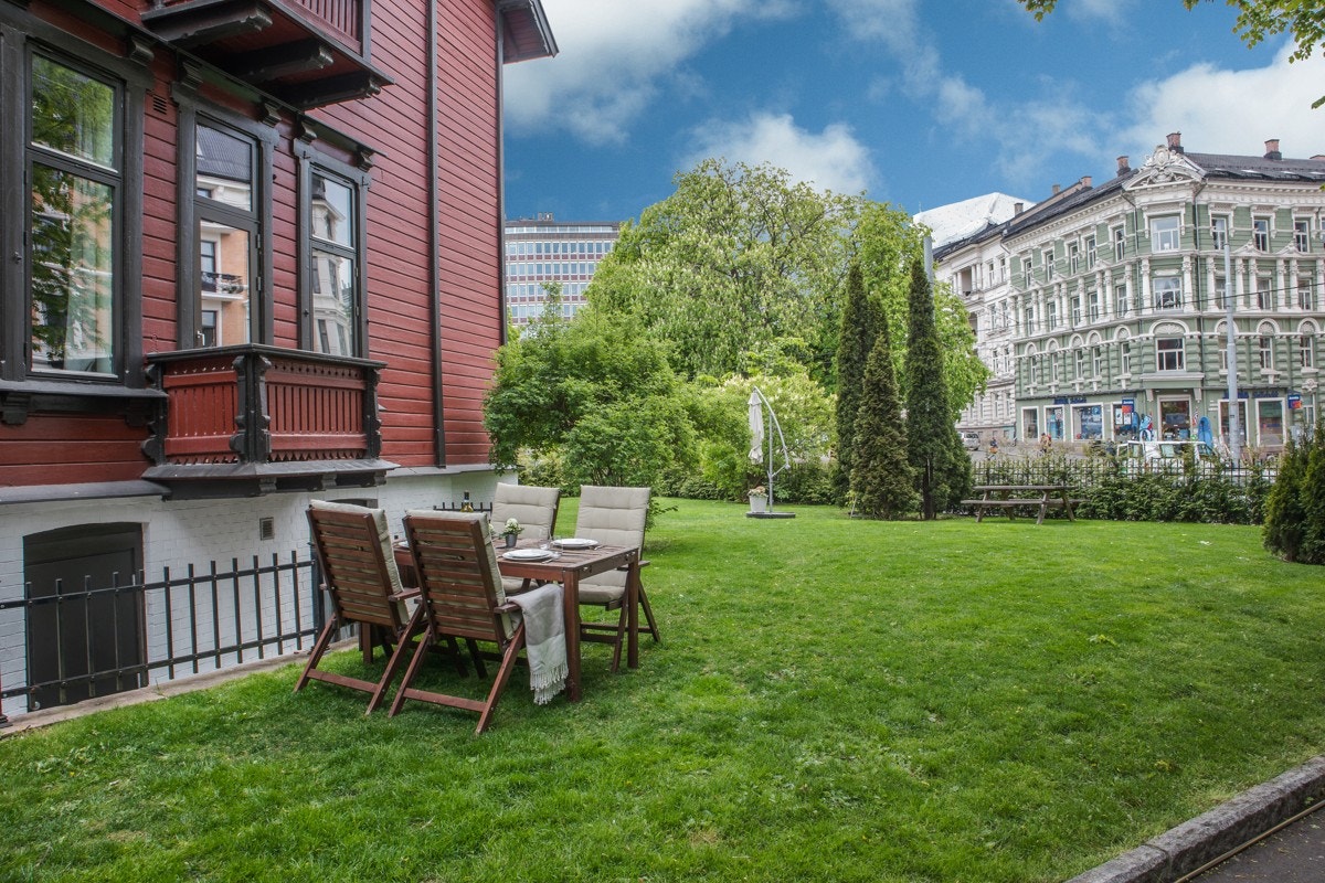Leiligheten har en eksklusiv bruksrett på hagedel. Galleribilde