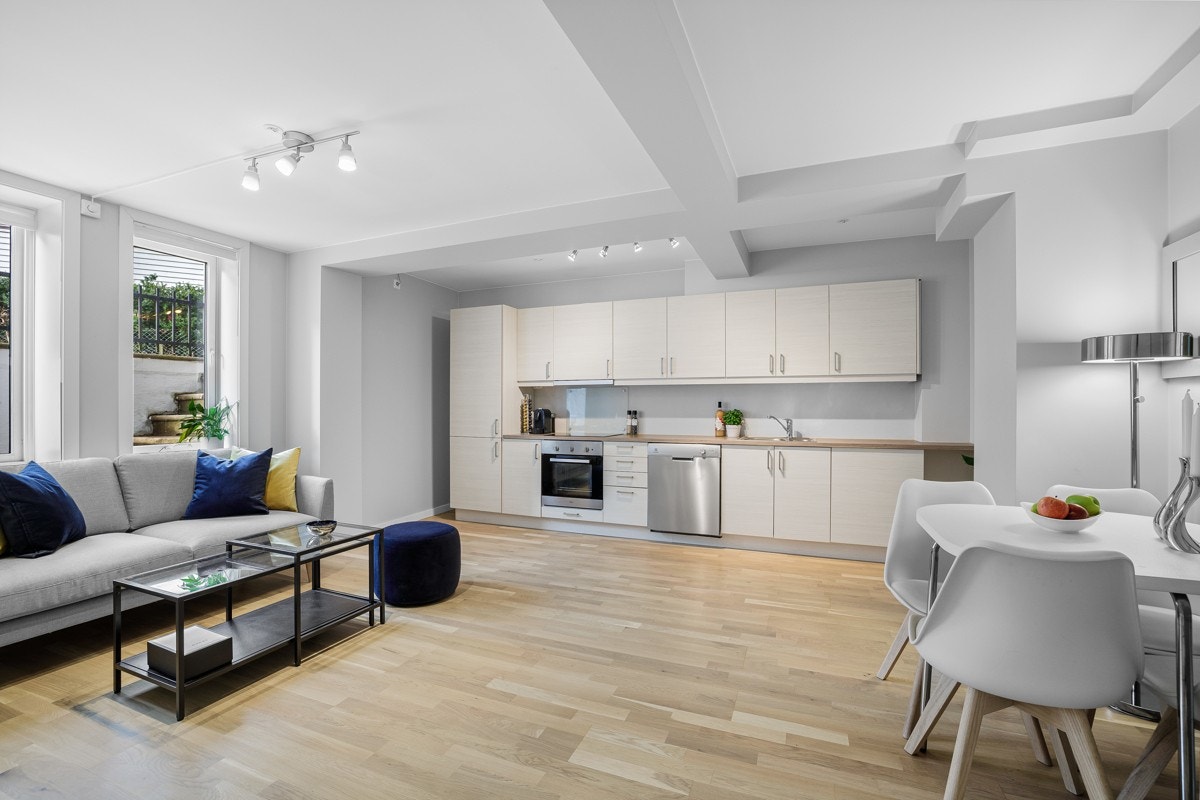 Kjøkkenet har gode soner for matlaging og er utstyrt med god skapplass med over- og underskap. Galleribilde