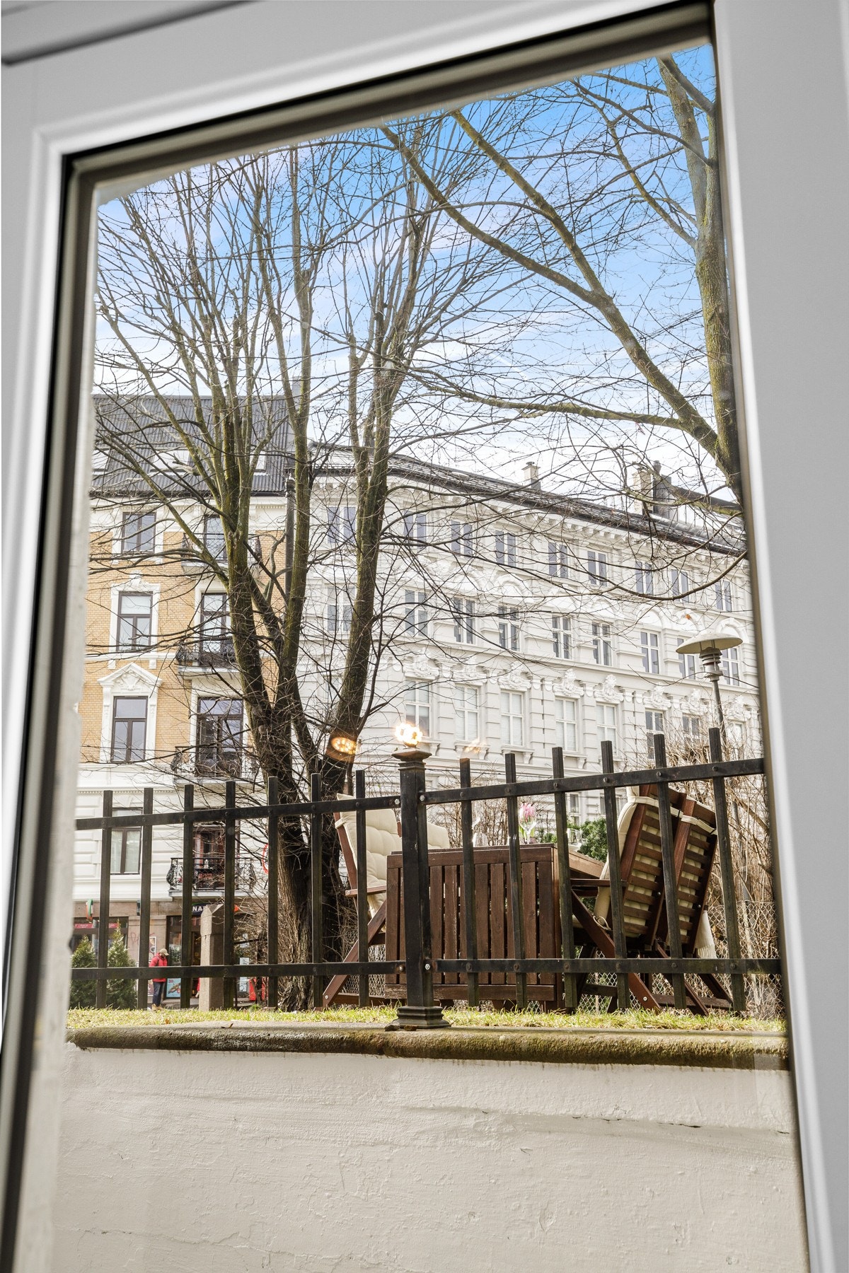 Fra stuen er det utsyn til hage. Galleribilde