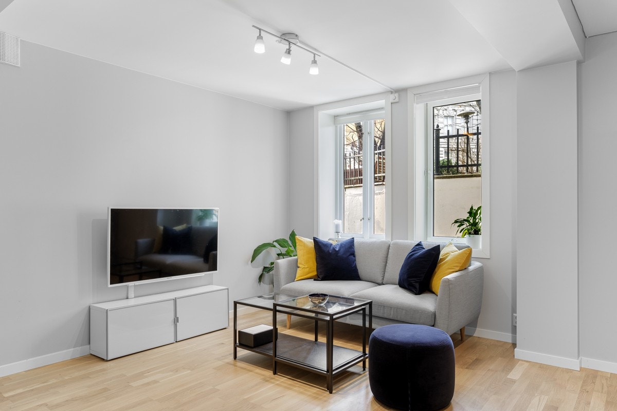 Stor stue med store flater som slipper inn godt med lys. Galleribilde