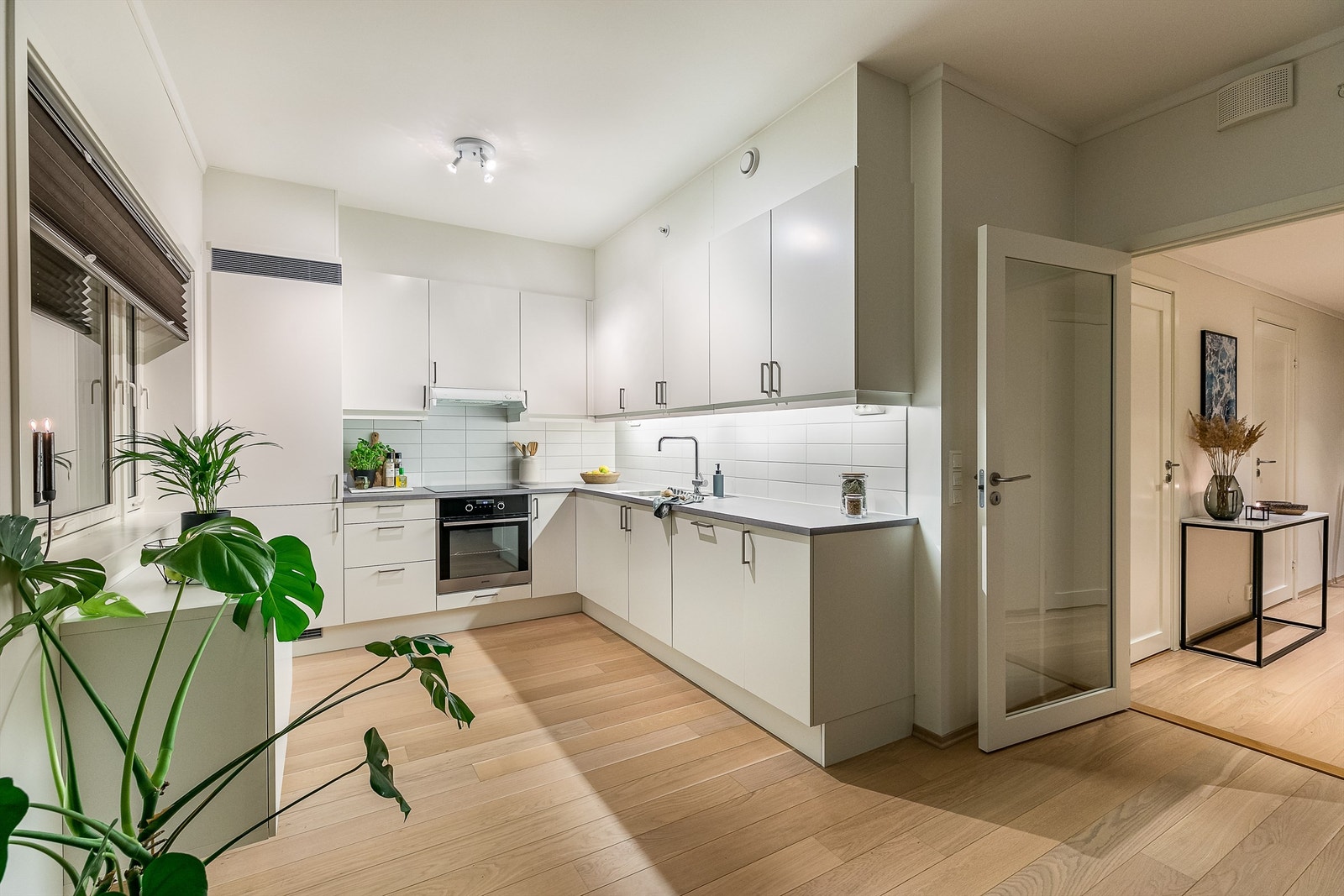 Kjøkkenet fra Sigdal er helhetlig utformet og har samtlige hvitevarer integrert. Galleribilde