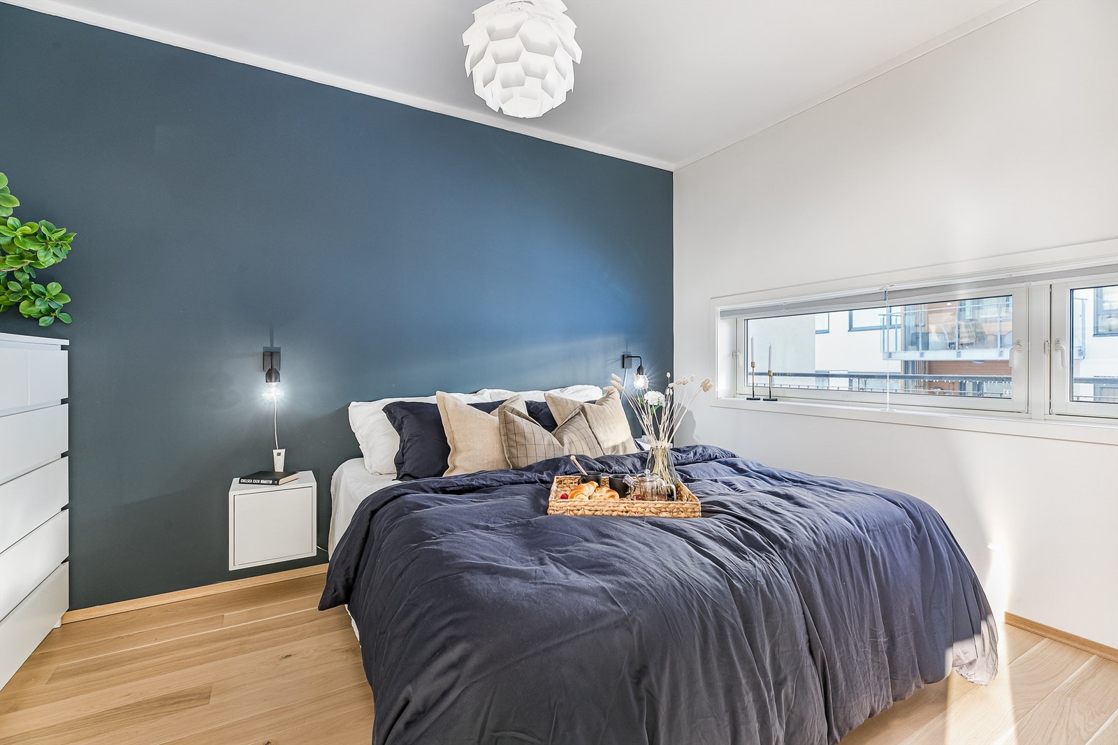 Leilighetens to soverom vender begge mot byggets svale nordside. Galleribilde